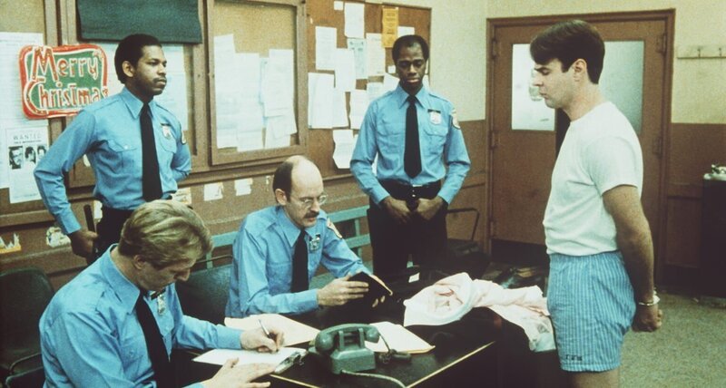 Die beiden herzlosen Dukes stürzen den erfolgreichen Broker Louis Winthorpe III. (Dan Aykroyd, r.)  ins Elend, um zu sehen, ob er trotz seiner Herkunft in dieser Zwangslage dem Verbrechen anheimfällt … – Bild: Paramount Pictures