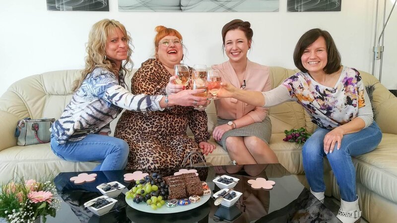 V.l.: Conny, Nadine, Sarah und Kandidatin Elisabeth – Bild: RTL /​ Constantin Ent.