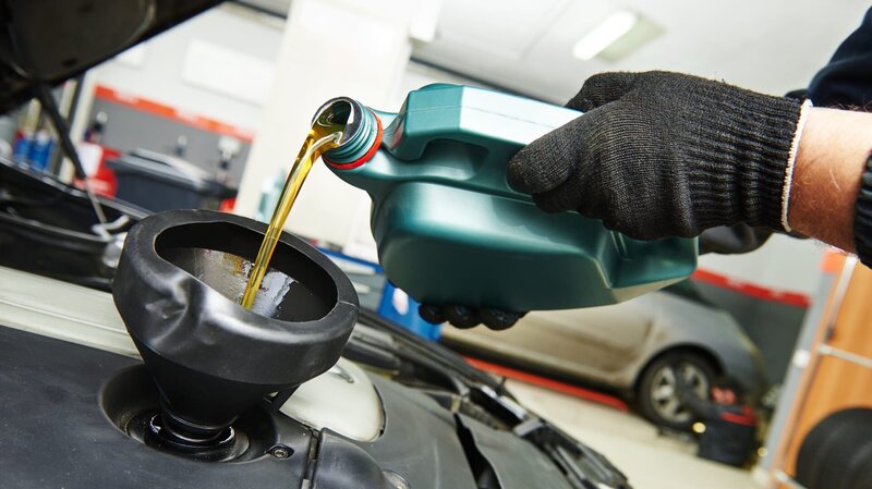 car mechanic pouring oil into motor engine – Bild: kadmy /​ Getty Images/​iStockphoto /​ ThinkstockPhotos-466326854 /​ Kalinovsky Dmitry