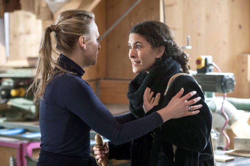 Julia (Stephanie Müller-Hagen, l.) und Wandergesellin Charlotte (Amanda da Gloria, r.) geraten aneinander. – Bild: ARD/​TMG/​Christian Hirschhäuser