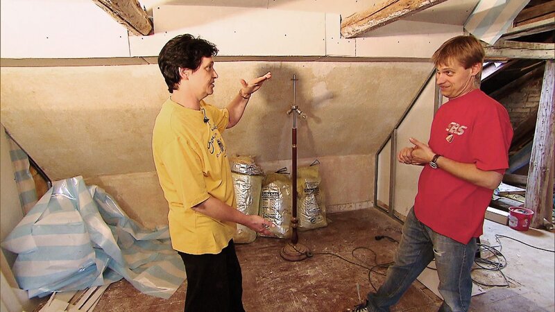 Ralf und Silvia erfüllen sich einen lange gehegten Traum: ein eigenes Haus für sich und ihre Tochter. Nur 35.000 Euro soll ein altes Fachwerkhaus kosten, die Familie schlägt zu. Doch schon zu Beginn der Sanierungsarbeiten ist das Budget schnell durch marode Wasserleitungen und Holzwurmbefall aufgebraucht. Endet das Projekt Traumhaus in einer Katastrophe? – Bild: RTL II