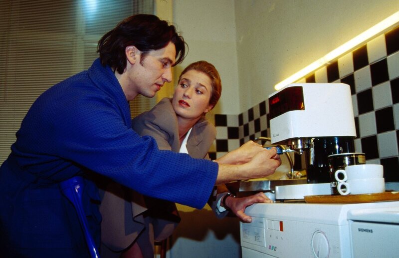 Diana Neuwirth (Nina Franoszek, r.), die Besitzerin der Spielzeugfabrik Neuwirth, besucht den kranken Kommissar Moser (Tobias Moretti, l.) … – Bild: SAT.1