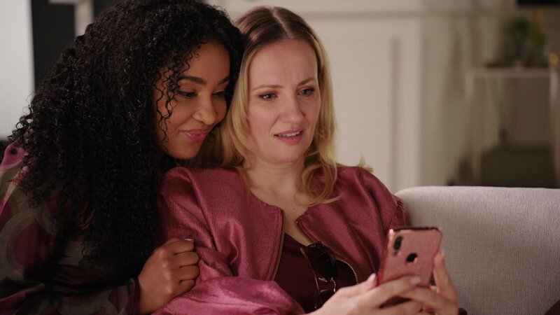 Isabelle (Ania Niedieck, r.) hofft, per Online-Dating einen Mann für ihre Geburtstagsparty zu finden. Links Imani (Féréba Koné) – Bild: RTL /​ Traumtyp ohne Haken?