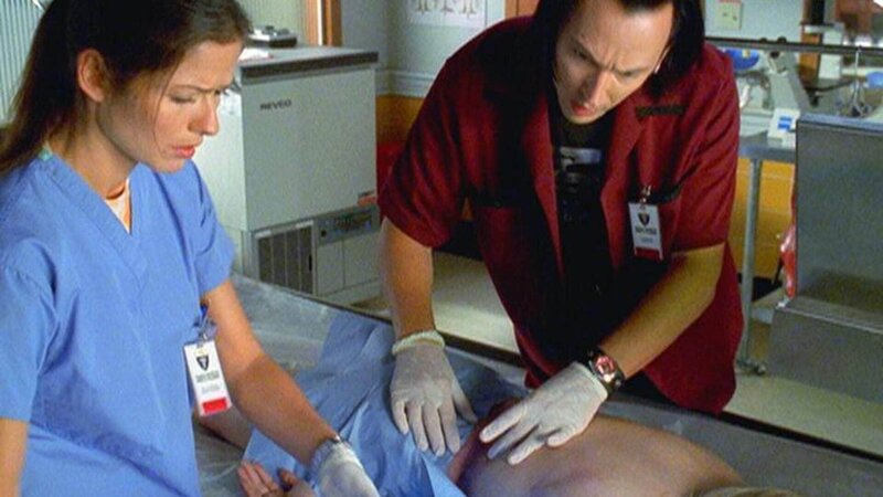 Woran ist Cynthia Montgomery (Kylee Cochran) gestorben? Jordan (Jill Hennessy, l.) und Nigel (Steve Valentine) untersuchen den Leichnam. – Bild: RTL /​ NBC Universal