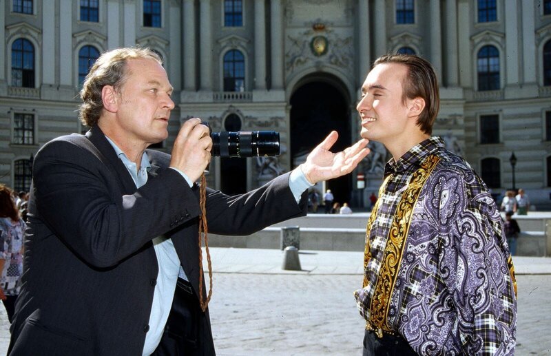Der deutsche Tourist Bernd Holzmann fotografiert bei seinem Wienbesuch in der Innenstadt einige junge Männer. Dabei lernt er auch Hubert Meixner kennen, den er abends zu sich ins Hotel einlädt. Am nächsten Morgen ist Holzmann tot. – Bild: SAT.1 / Ali Schafler Der deutsche Tourist Bernd Holzmann fotografiert bei seinem Wienbesuch in der Innenstadt einige junge Männer. Dabei lernt er auch Hubert Meixner kennen, den er abends zu sich ins Hotel einlädt. Am nächsten Morgen ist Holzmann tot. – Bild: SAT.1 / Ali Schafler