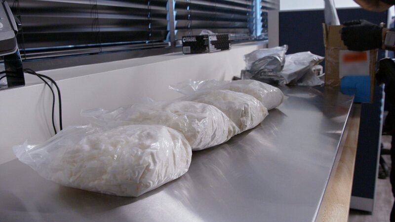 Mit Badesalz gefüllte Plastiktüten, die in einem verschickten Paket geschmuggelt wurden, wurden von CBP-Beamten in Los Angeles kontrolliert. – Bild: National Geographic