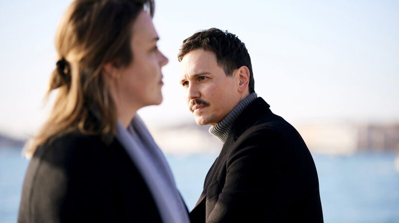 Anna (Alwara Höfels, li.) ist dankbar über die Unterstützung von Rafael (Christopher Schärf). – Bild: ARD Degeto/Polyphon Pictures GmbH/epo-film/Luca Baggio Anna (Alwara Höfels, li.) ist dankbar über die Unterstützung von Rafael (Christopher Schärf). – Bild: ARD Degeto/Polyphon Pictures GmbH/epo-film/Luca Baggio