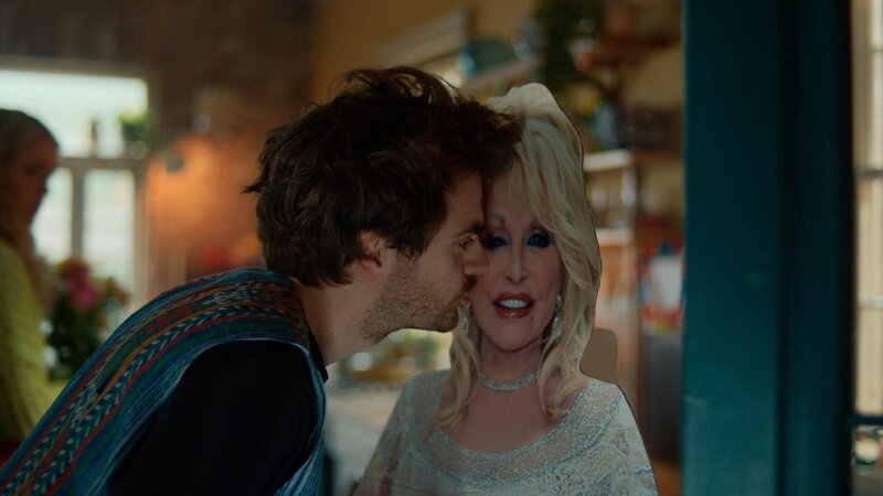 Jizzlord (Luke Rollason) hat den Auftrag erhalten, sich um andere Frauen zu kümmern und diese zu umwerben. Nur, weil Jen einen anderen Mann geküsst hat. Er tut sich mit dem Auftrag und der Umsetzung schwer. – Bild: ZDF