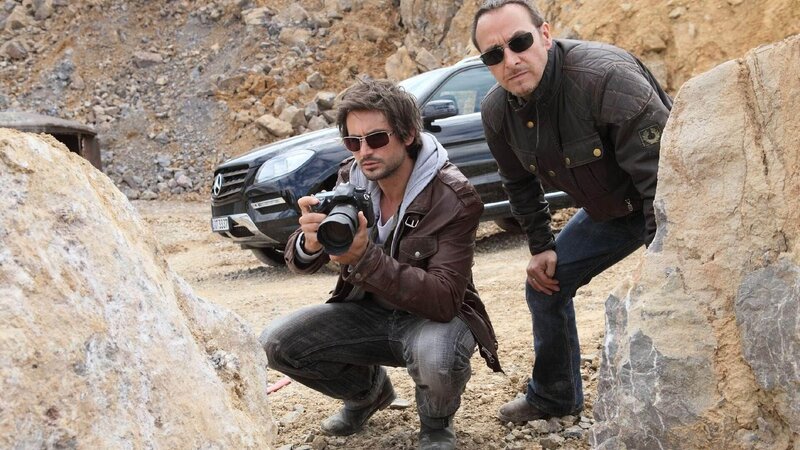 Ben und Semir verfolgen die Übergabe des Geldes gegen das Botox, um die Täter dingfest zu machen. – Bild: RTL /​ Frank Hempel