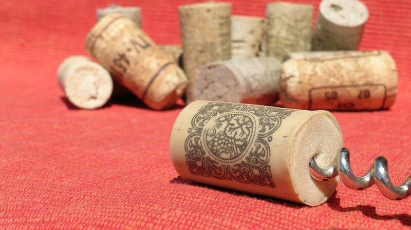 Synthetic cork – Bild: Marc Wisbey /​ Getty Images/​iStockphoto