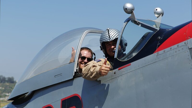 Josh Gates und der Gedenkpilot der Luftwaffe, Chris Liguori, drücken die Daumen, dass sie in einer P-51 Mustang in Südkalifornien abflugbereit sind. – Bild: Ben Boyle/​Discovery Channel
