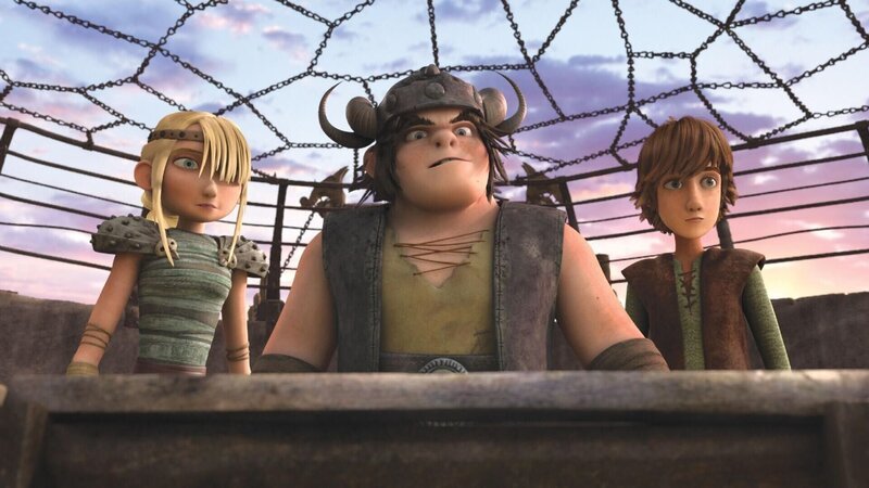 (V.li.) An der Drachen-Akademie wird ein Wettkampf ausgetragen. Die Freunde Astrid, Rotzbakke und Hicks müssen unter Beweis stellen, wie viel sie ihren Drachen innerhalb eines Tages beibringen können. – Bild: RTL