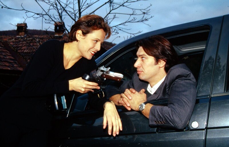 Kommissar Moser (Tobias Moretti, r.) hat seine Dienstwaffe vergessen. Seine Freundin Sonja (Daniela Gaets, l.) bringt sie ihm an den Wagen … – Bild: SAT.1 /​ Ali Schafler