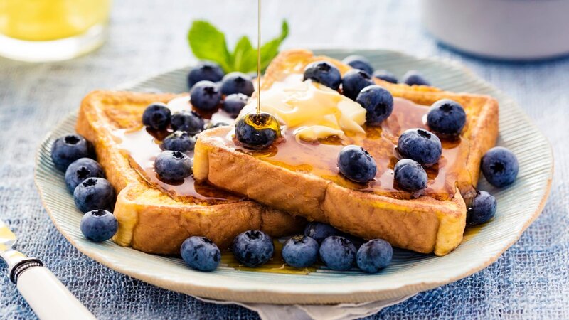 French toast flavored with blueberries, butter, mint and drizzled with maple syrup. – Bild: Discovery Channel