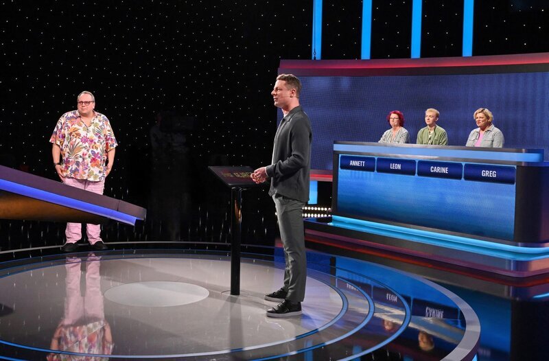 Moderator Alexander Bommes (2.v.l.) mit den Kandidat:innen: Greg Nieting (l.), Annett Schulze (3.v.r.), Leon Manz (2.v.r.) und Carine Reiter (r.). – Bild: ARD/​Arne Vollstedt