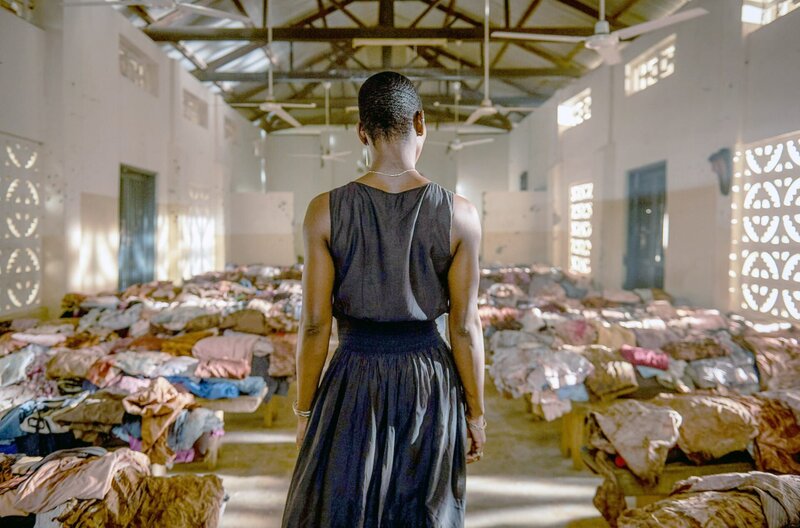 In Ruanda warten auf Kate (Michaela Coel) ihre Vergangenheit und die Erinnerungen an den Völkermord. Ist sie bereit, sich dem zu stellen? – Bild: Des Willie