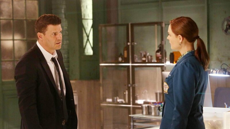 Pelant führt Brennan (Emily Deschanel), Booth (David Boreanaz) und ihre Kollegen vom FBI und vom Jeffersonian nun schon seit über 3 Monaten vor. – Bild: TVNOW /​ FOX