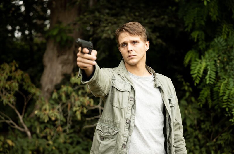 Felix (Merlin Rose) verliert im Vollrausch die Kontrolle und greift zu Richards Waffe. – Bild: WDR/​Constantin Film/​Michel Vertongen