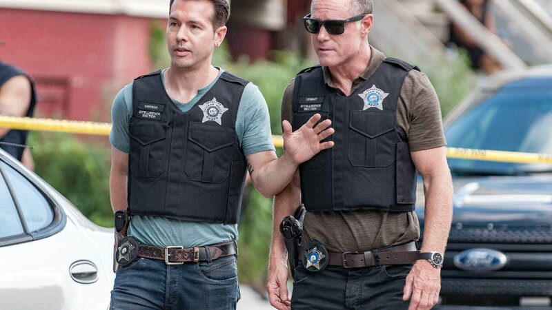 Antonio Dawson (Jon Seda, l.), Hank Voight (Jason Beghe) – Bild: TVNOW /​ 2017 NBCUniversal