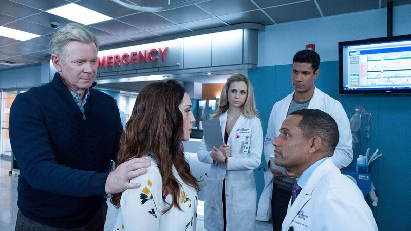 V.l.: Barry Newton (William R. Moses), Emma Newton (Sarah-Jane Redmond), Dr. Morgan Reznick (Fiona Gubelmann), Dr. Jared Kalu (Chuku Modu) und Dr. Marcus Andrews (Hill Harper, vorne) – Bild: MG RTL D /​ Sony Pictures Television Inc. und Disney Enterprises, Inc.