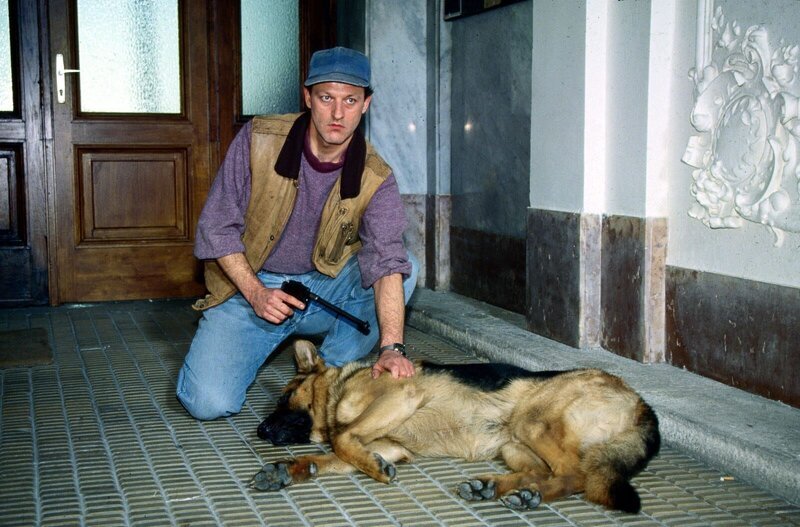 Matzner will sich an Kommissar Moser rächen und lässt durch Prantz (Leonard Lansink) Rex entführen. Falls Moser seine Anklage gegen Matzner nicht fallen lässt, soll Rex getötet werden … – Bild: SAT.1 /​ Ali Schafler