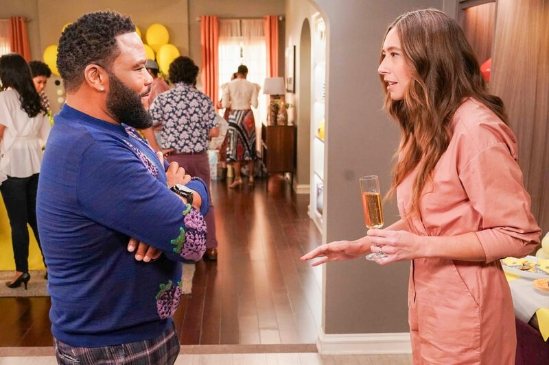 Anthony Anderson (Andre ‚Dre‘ Johnson), Jessica Leigh Gonzales (Stella). – Bild: ORF/​Disney/​ABC/​Gilles Mingasson