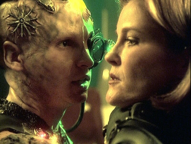 Captain Kathryn Janeway (Kate Mulgrew,r.) und Erster (junger Borg) Ryan Spahn. – Bild: Paramount