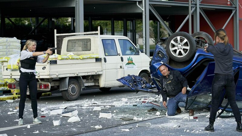 In einem Vergewaltigungsfall hat sich eine überraschende Wendung ergeben. Ein dramatisches Ende des Falls bringt Semir (Erdogan Atalay) und Vicky (Pia Stutzenstein) in Gefahr. – Bild: TVNOW /​ Guido Engels