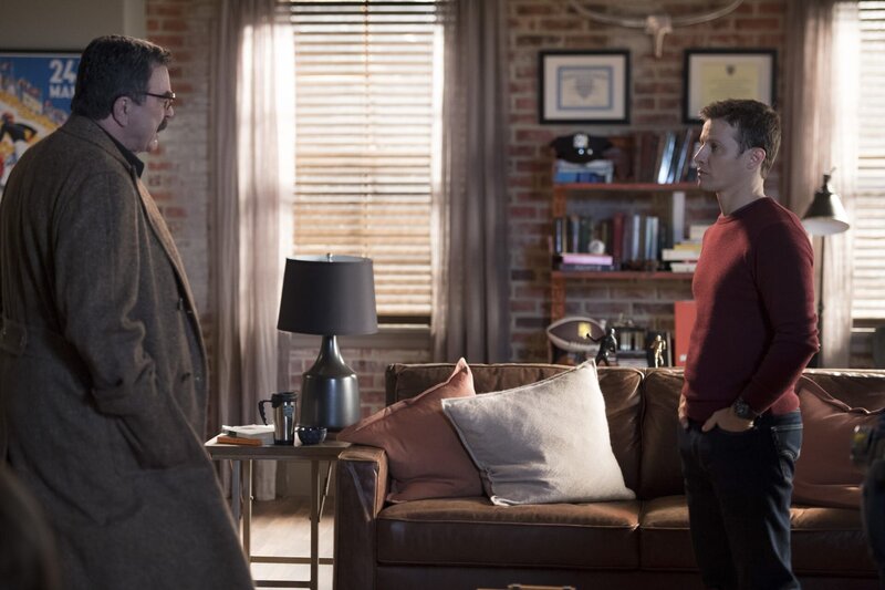 Während Jamie (Will Estes, r.) versucht eine Extrabehandlung von seinem Vater (Tom Selleck, l.) zu bekommen, um einem ehemaligen Cop zu helfen, muss Anthony eine schwierige Entscheidung treffen … – Bild: 2017 CBS Broadcasting, Inc. All Rights Reserved /​ David M. Russell Lizenzbild frei