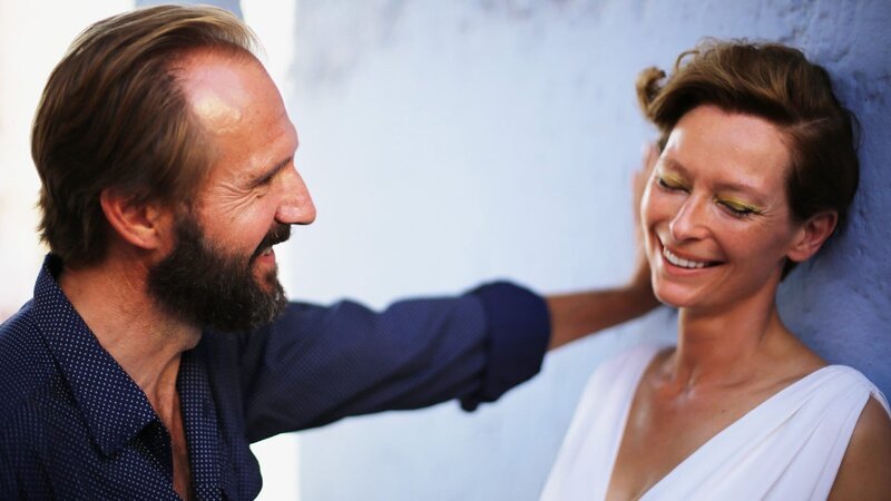 A Bigger Splash Vater und Tochter: Ralph Fiennes als Harry Hawkes, Dakota Johnson als Penelope Lannier Copyright: SRF/​Studiocanal GmbH/​Sandro Kopp – Bild: SRF/​Studiocanal GmbH/​Sandro Kopp