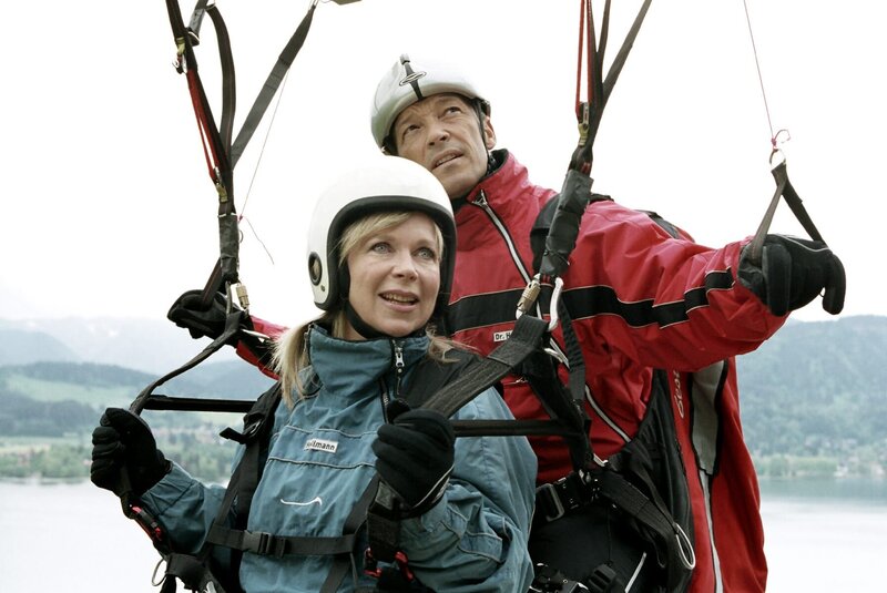 Antonia (Marion Kracht) und Dr. Thomas Hellmann (Michael Roll) kommen sich endlich bei einem Drachenflug näher. – Bild: ZDF und Erika Hauri