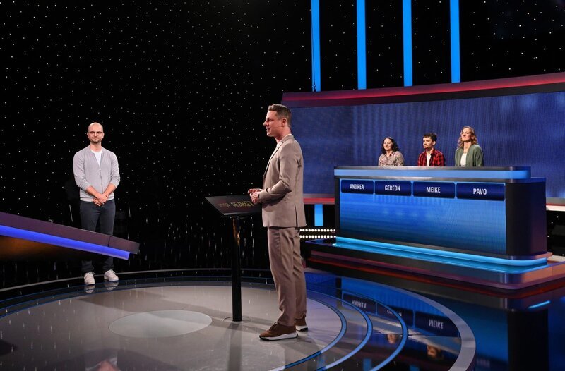 Moderator Alexander Bommes (M.) mit den Kandidat:innen: Pavo Terzic (l.), Andrea Becker (3.v.r.), Gereon Brakhan (2.v.r.) und Meike Fügner (r.). – Bild: ARD/​Uwe Ernst