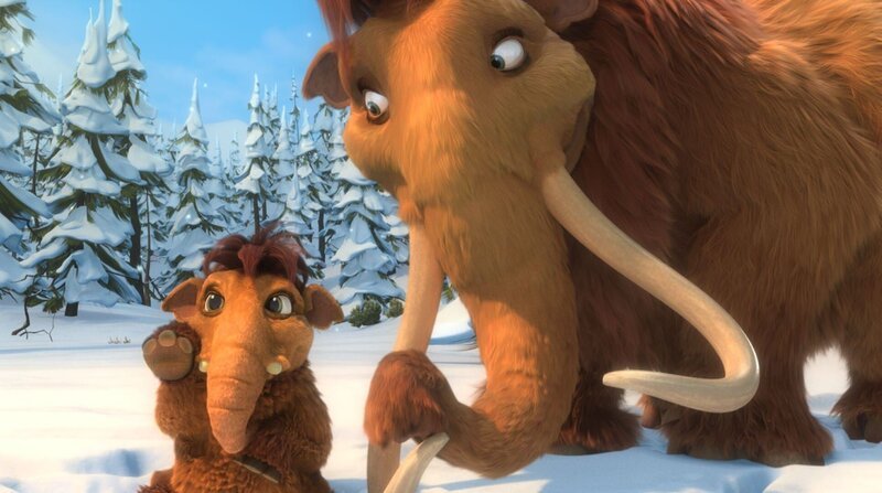 Stolz stellt Mammut-Dame Ellie (r.) den anderen Herdentieren ihren Nachwuchs Peaches vor. – Bild: VOX/​Twentieth Century Fox