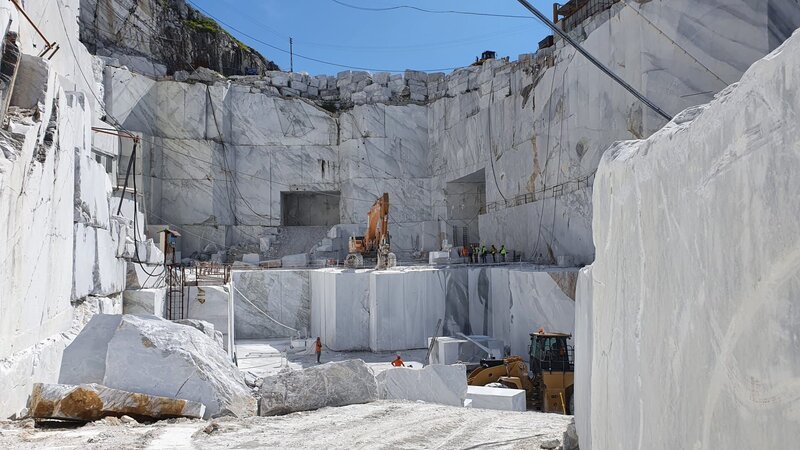 Arbeiter und Maschinen in einem Marmorbruch – Bild: Spiegel TV