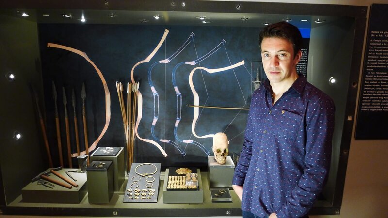 Das ungarische Nationalmuseum, Budapest, Ungarn – Joe Crowley mit hunnischem Gold im ungarischen Nationalmuseum. – Bild: The National Geographic Channel