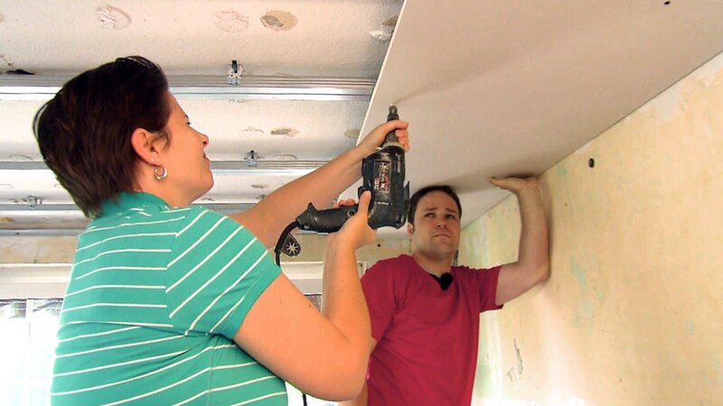 Monika und Robert haben ihren persönlichen Traum vom Eigenheim gefunden. Doch unterschiedlicher könnten diese nicht sein: Monika will endlich ein eigenes Schwein, Robert möchte eine Männeroase erschaffen. Dann bleiben auch noch die Helfer aus und Monika und Robert geraten in Zeitnot. Werden sie ihren Traum dennoch verwirklichen können? – Bild: RTL II