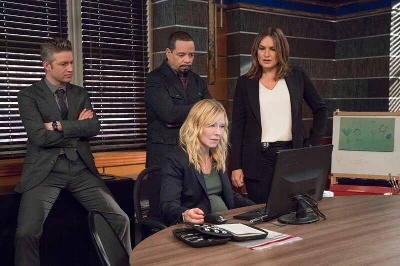v.l.: Dominick „Sonny“ Carisi (Peter Scanavino), Odafin „Fin“ Tutuola (Ice T), Detective Amanda Rollins (Kelli Giddish, vorne) und Lieutenant Olivia Benson (Mariska Hargitay) – Bild: TVNOW
