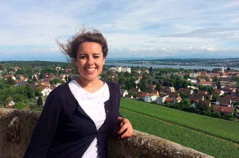 Moderatorin Simin Sadeghi pflanzt in Tägermoos Fenchel – Bild: ZDF/​SR/​Maria C. Schmitt
