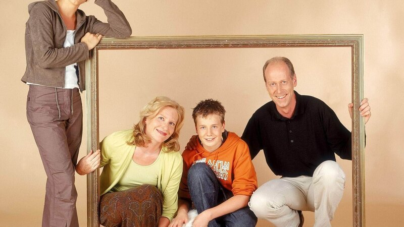 1. Staffel: Familie Degenhardt, deren Mitglied Alex (Wolke Hegenbarth, li.) – ob sie will oder nicht – nun einmal ist, besteht aus den Eltern Anke und Hendrik (Maren Kroymann, Gottfried Vollmer, re.) und ihrem kleinen Bruder Sebastian (Frederik Hunschede, 2.v.re.). – Bild: RTL /​ Ruprecht Stempell