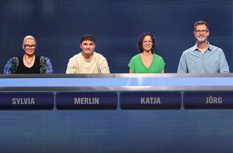 Die Kandidat:innen (v.l.n.r. am Panel): Sylvia Kurz-Tietz, Merlin Kujajewski, Katja Blum-Seidl und Jörg Vermeulen. – Bild: ARD/​Uwe Ernst