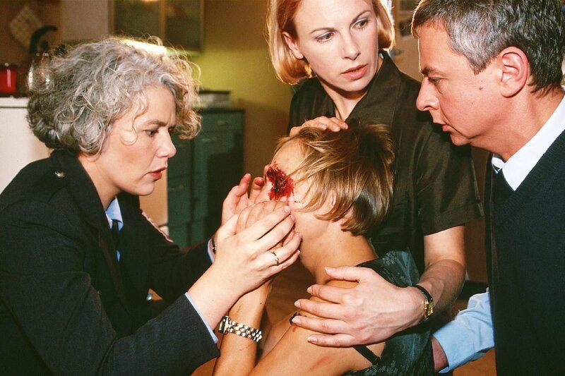 Birgit (Uta Prelle, li.) nimmt die Hände von Monas (Anja Beatrice Kaul) Gesicht und sieht die schwere Verletzung, die Vera ihr zugefügt hat. Die anderen (re. Thomas Engel, re. oben Bettina Kramer) sind schockiert … – Bild: RTL