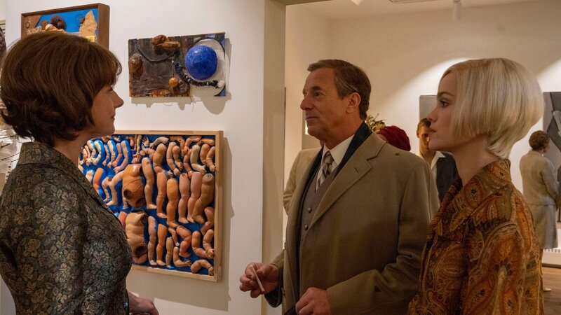 Caterina (Claudia Michelsen, l.), Jürgen Fassbender (Heino Ferch, M.), Eva (Emila Schüle, r.) während einer Ausstellung. Eva erpresst ihren Mann Jürgen, was Caterina nicht billigen will. – Bild: ZDF und Christiane Pausch