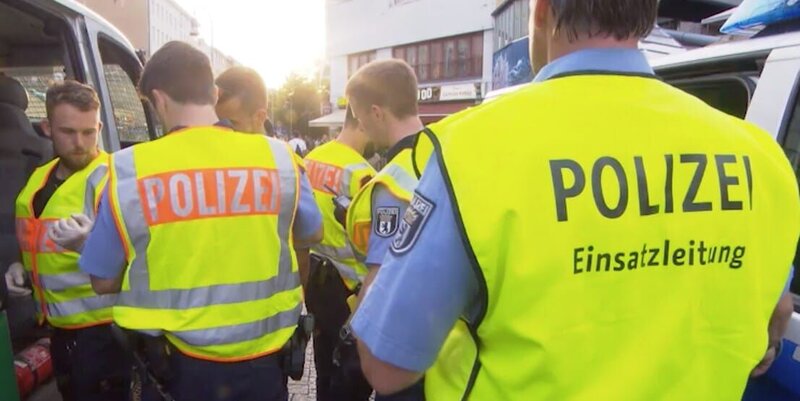Straßenkontrollen in Berlin werden immer aufwendiger. – Bild: Spiegel TV Wissen (DE)