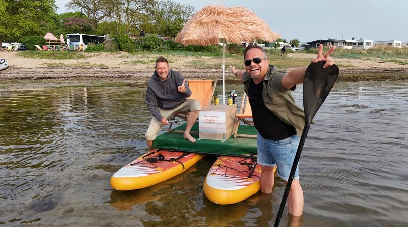 Friso Richter (re.) und Lukas Lowack suchen nach dem perfekte Camping-Traum. – Bild: HR/​Luckas Lowack