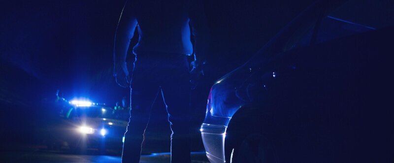 Silhouette einer Person im Blaulicht +++ – Bild: RTL /​ 2023 Showtime Networks Inc