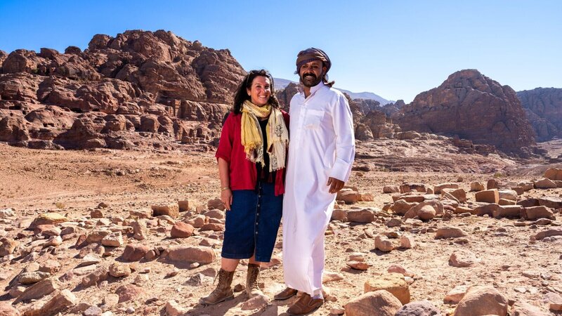 Bettany Hughes und Tawfeeq Albdul – Bild: RTL /​ SandStone Global Productions Ltd. /​ Petra