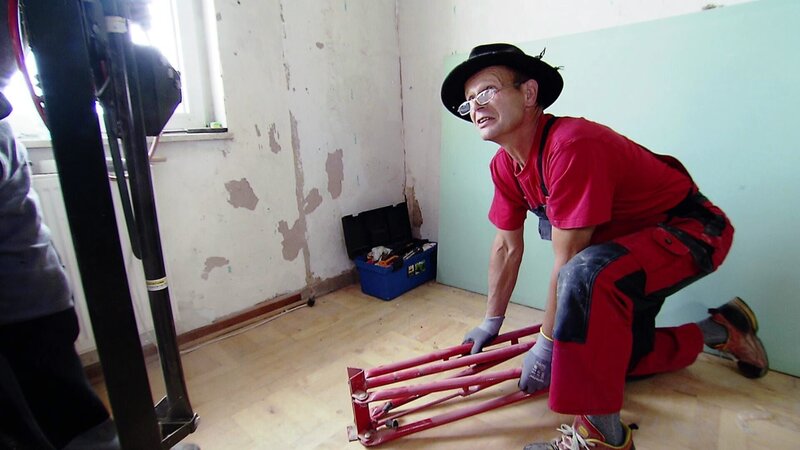 Janas Vater Michael (56) versucht alles, damit die Küche bis Weihnachten fertig wird. – Bild: RTL II