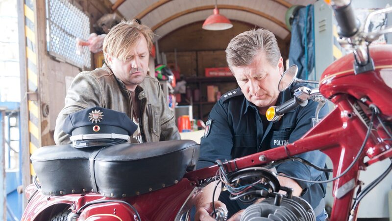 Bei den „Pauli Bikern“ von Jochen Kreuzer (Patrick von Blume, l.) bekommt Hans (Bruno F. Apitz, r.) selbst Lust am Schrauben. – Bild: ZDF