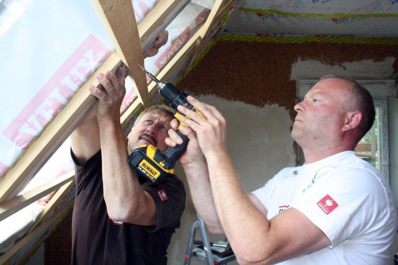 Das Zuhause im Glück-Team bringt das marode Dach auf Vordermann – Bild: RTL II