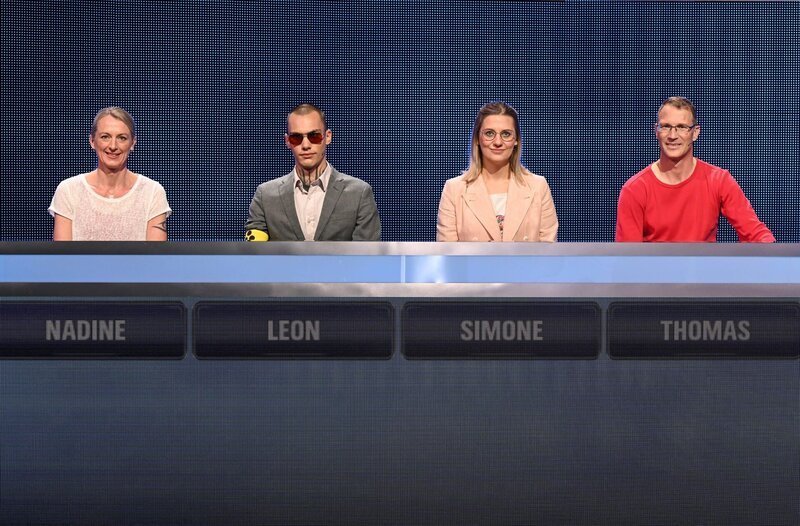 Die Kandidat:innen (v.l.n.r. am Panel): Nadine Schaper, Leon Werner, Simone Bädje und Thomas Müller. – Bild: ARD/​Uwe Ernst